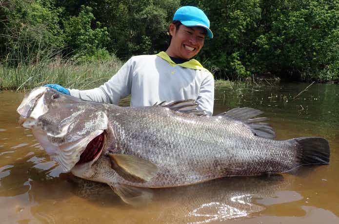 怪魚と記念撮影