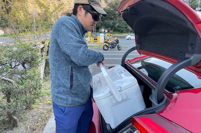 35Lのクーラーボックスを積む様子