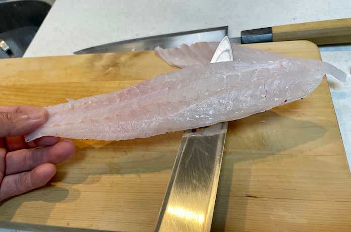 包丁を添えて柵を持つ