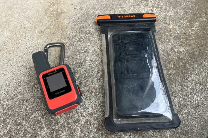 衛星通信機と防水ケース