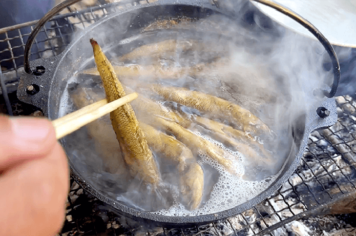 ハゼの焼き干しで出汁をとる