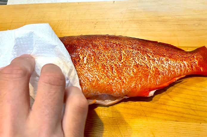 キッチンペーパーで拭く