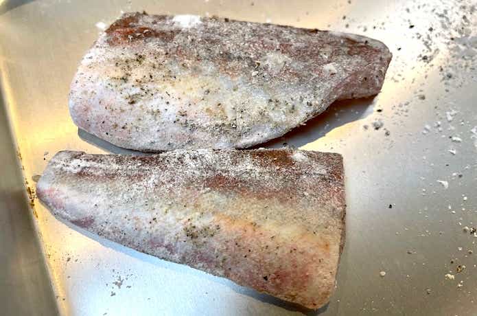 小麦粉をまぶす