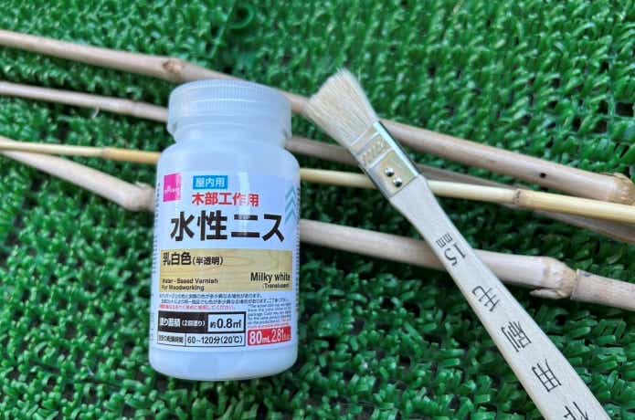 ススキ竿にニスを塗る