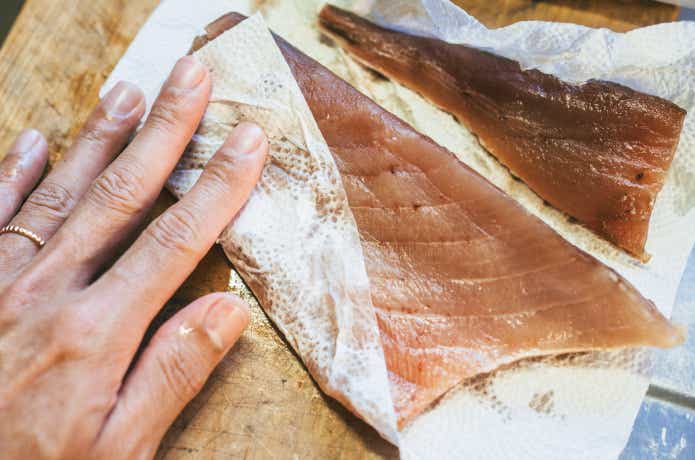 ドリップをキッチンペーパーで吸い取る