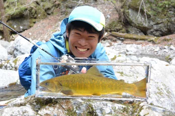 イワナを観察する山根央之