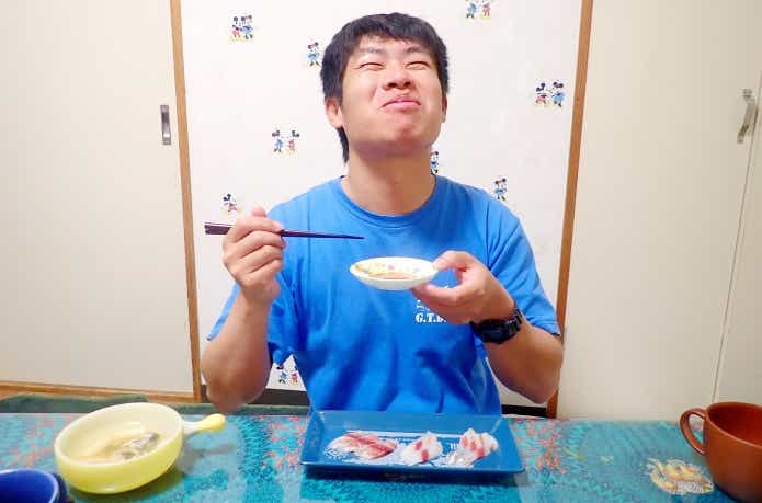 美味しいボラの刺身を食べる