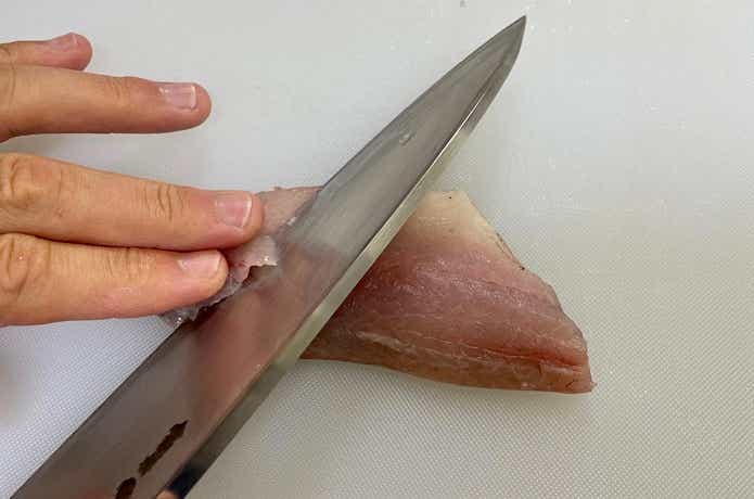アジの刺身を引く様子