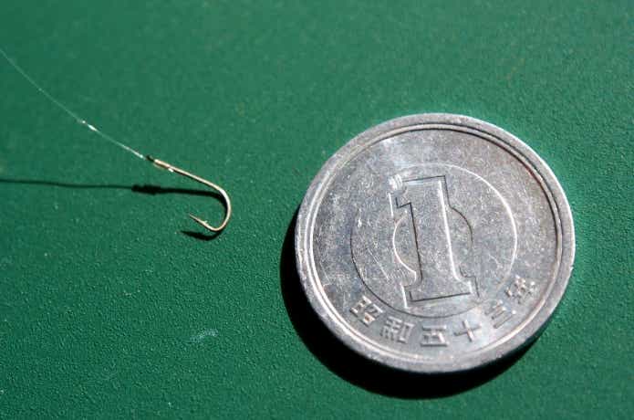 袖針と1円玉を比べた画像