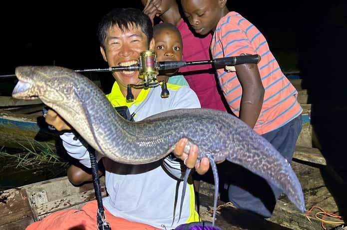 ハイギョを釣り上げた怪魚ハンター
