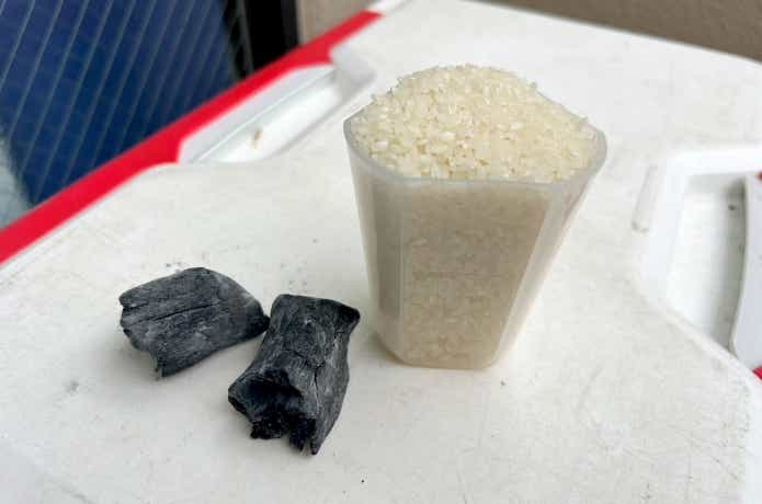 乾燥材の代用品としての米と炭