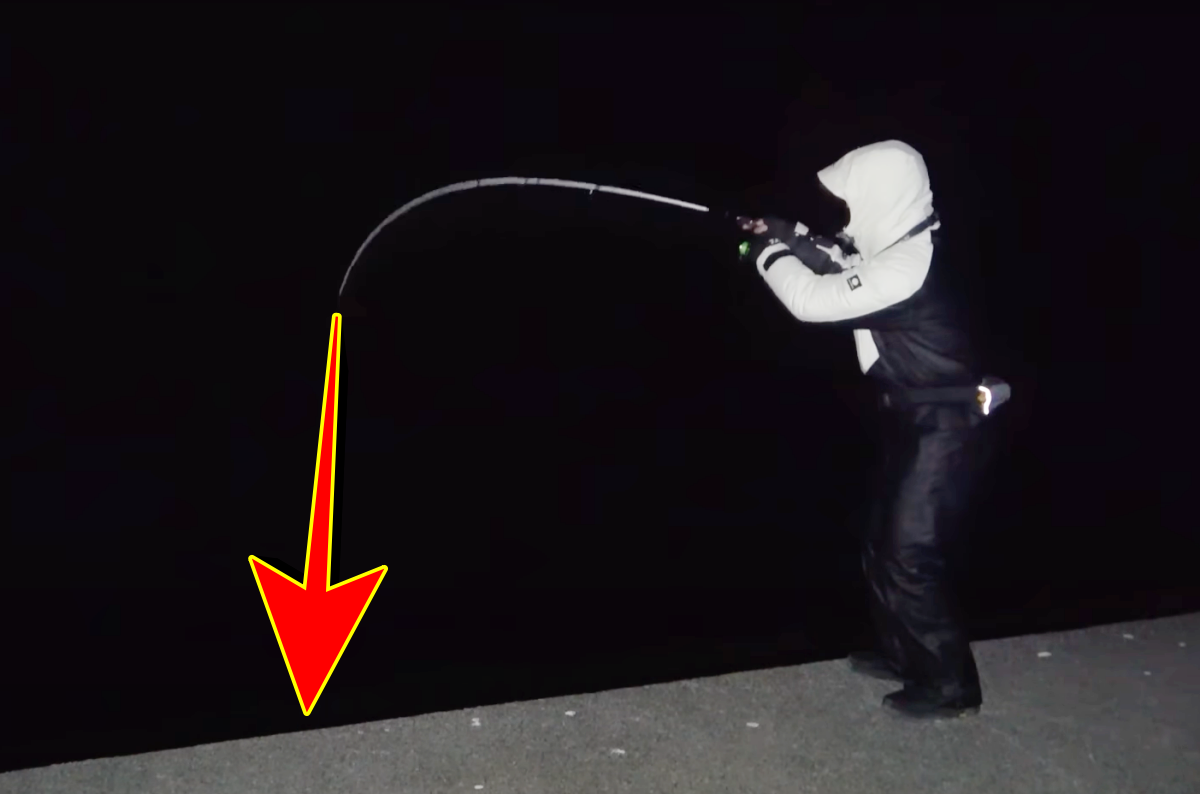 真っ暗な堤防で魚が連発。“匂い立つ秘密のコンビ”がヤバすぎた