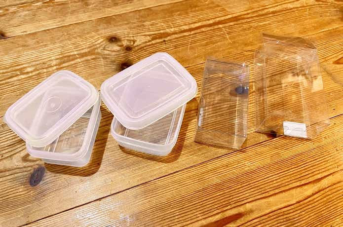 100均の密閉容器とフックが入っていたパッケージ