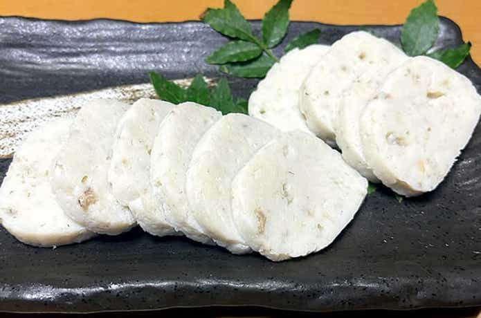 マゴチのかまぼこを切り分ける