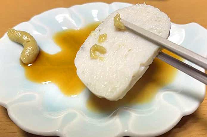 マゴチのかまぼこを食べる