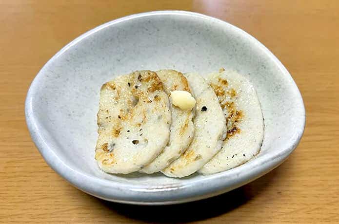 マゴチのかまぼこを炙る