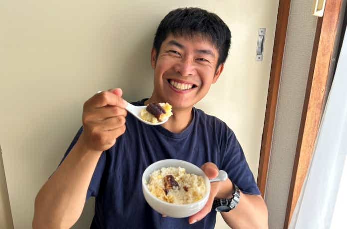 うなぎの雑炊を食べる山根