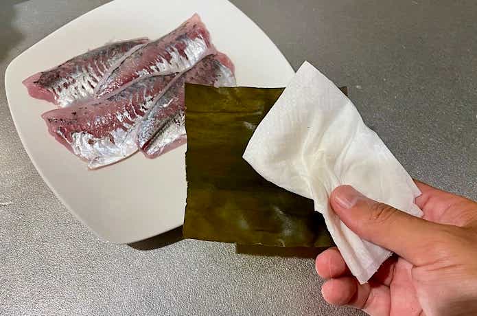 昆布を酒で拭く