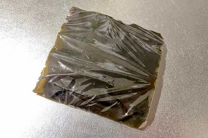 昆布で挟んでラップに包む