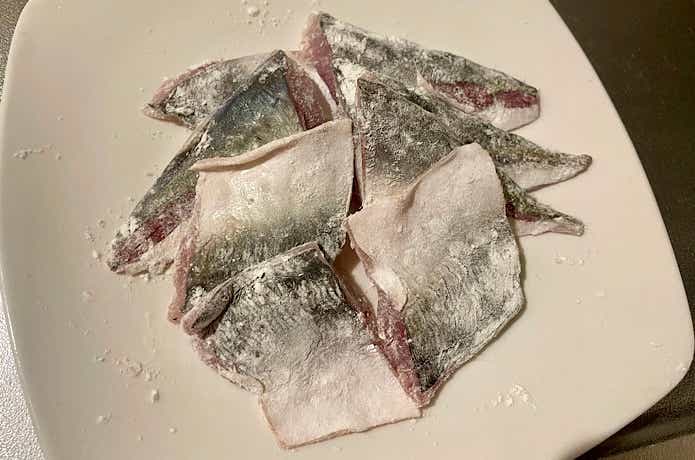 三枚におろして小麦粉をまぶす