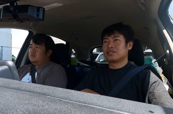 レンタカーに乗り込む海況ハンター山根ブラザーズ
