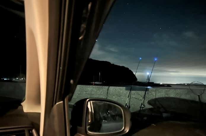 ブッコミ釣りで車内でアタリを待つ様子