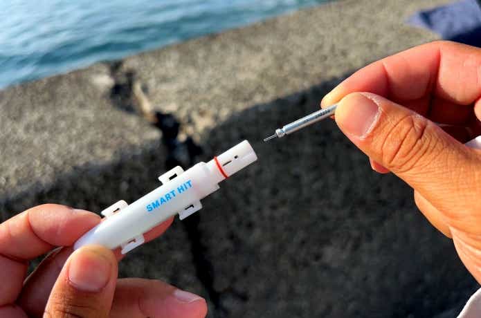 バイトアラームに電池を挿入する