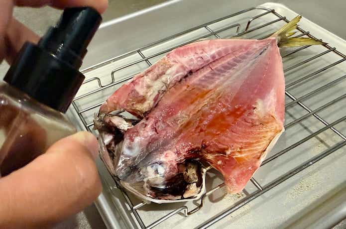 醤油スプレーを振る