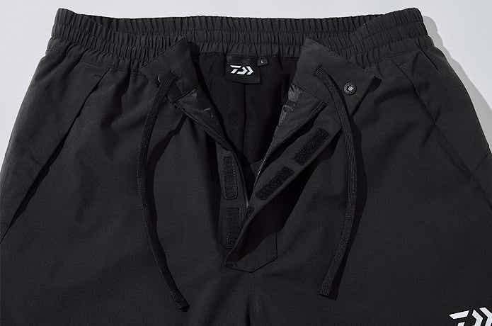 シャーリングゴムとサイズ調整用ヒモ