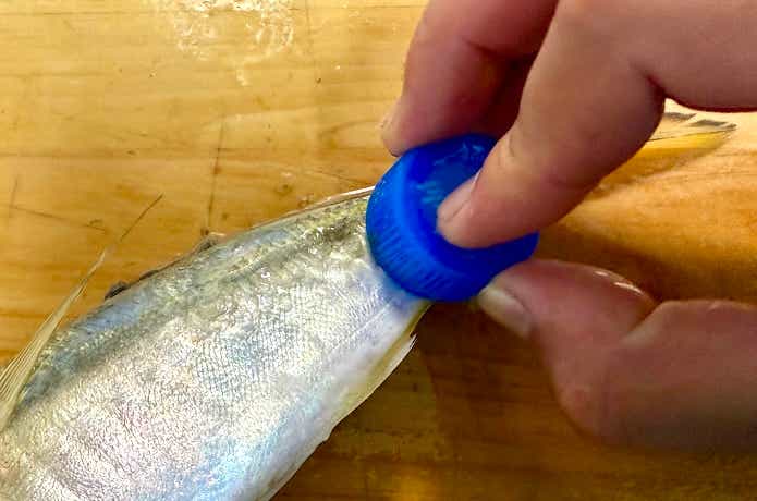 表面を軽くこする