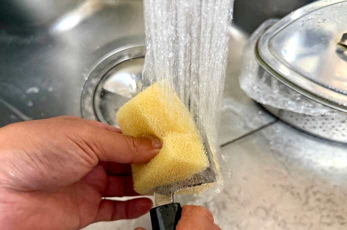 すぐに流水で洗う