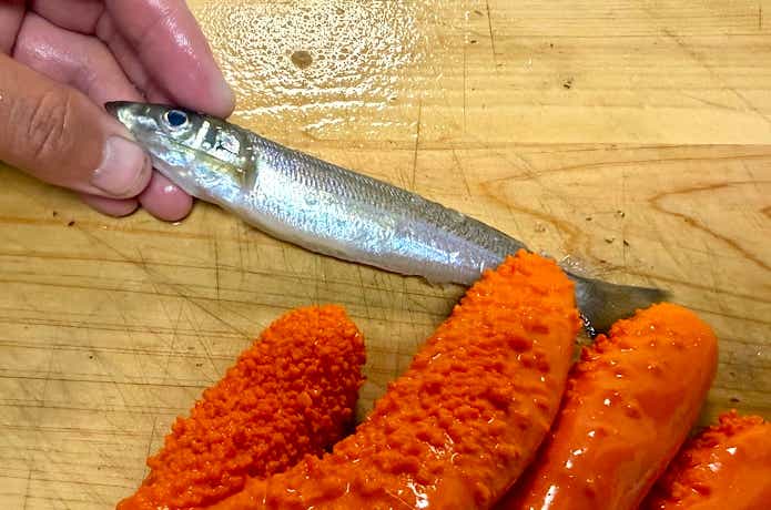 表面を指で撫でる