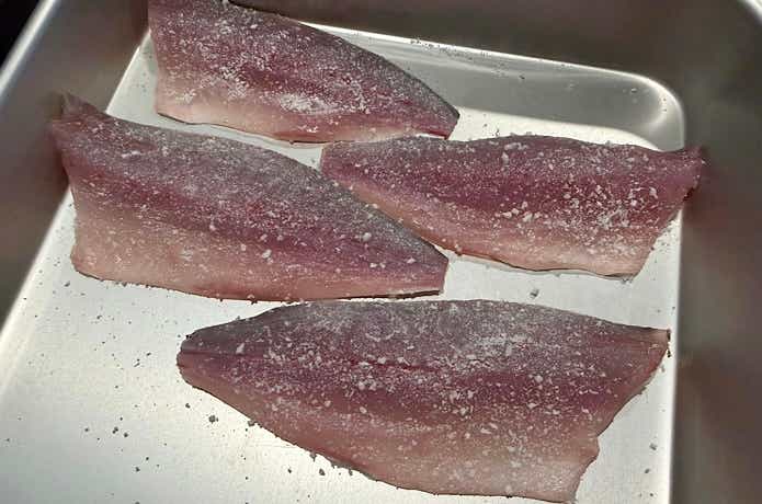 三枚におろしたアジ