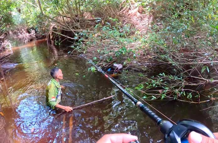 毒ヘビに驚く現地人