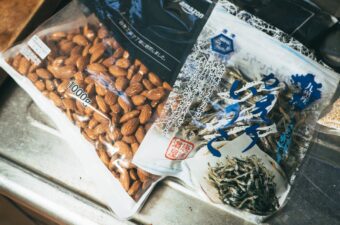【知って得する】なぜ先人は、小魚にアーモンドを混ぜたのか？