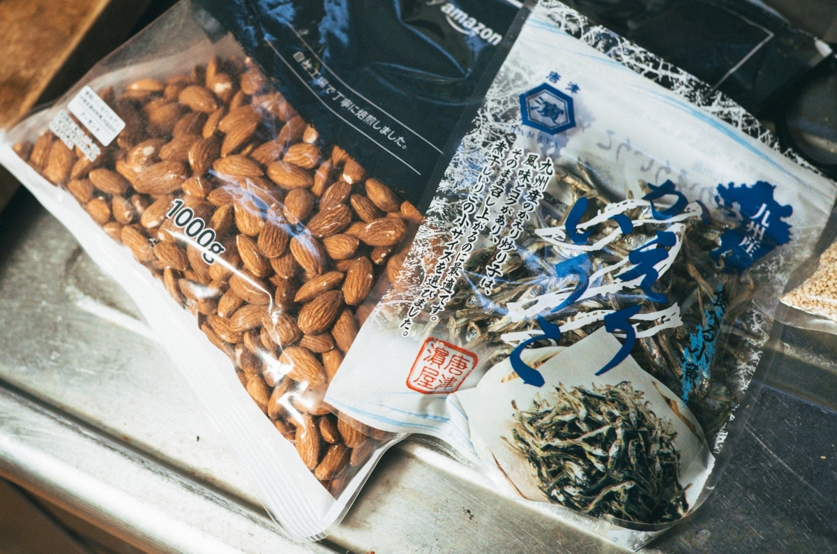 【知って得する】なぜ先人は、小魚にアーモンドを混ぜたのか？
