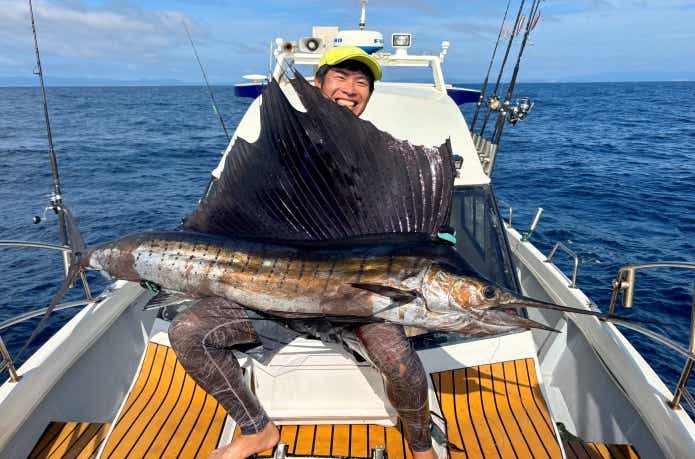 バショウカジキを釣り上げた怪魚ハンター山根