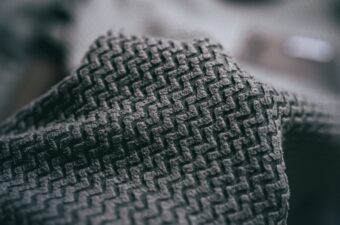 このジグザグのミッドレイヤーが、動くアウトドアにすこぶるイイのさ。