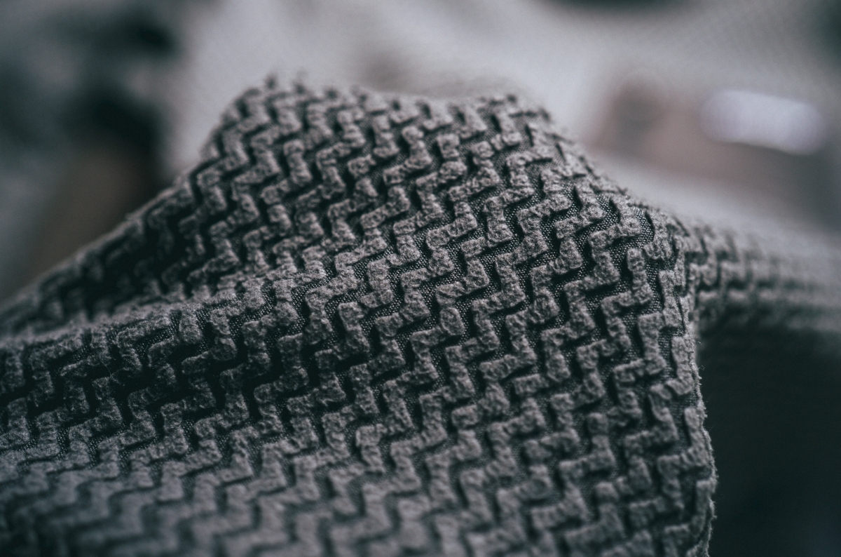 このジグザグのミッドレイヤーが、動くアウトドアにすこぶるイイのさ。