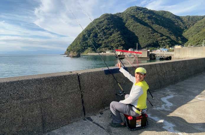 ブッコミ釣りでアタリを待つ釣り人