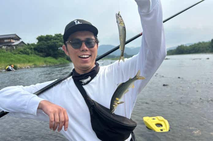 アユの引きの強さを体験する釣り人