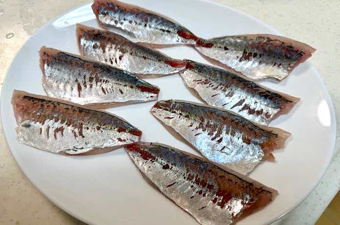 アジに塩をする