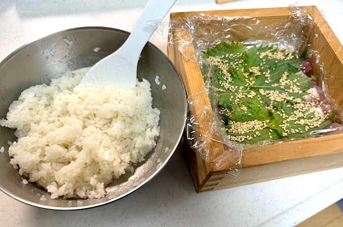 押し寿司の型に入れる