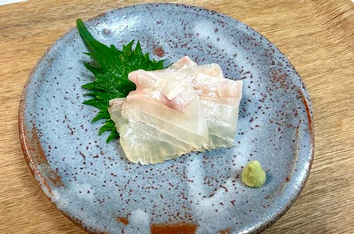 昆布締めを皿に盛り付ける