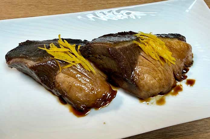 ブリを皿に盛り付ける