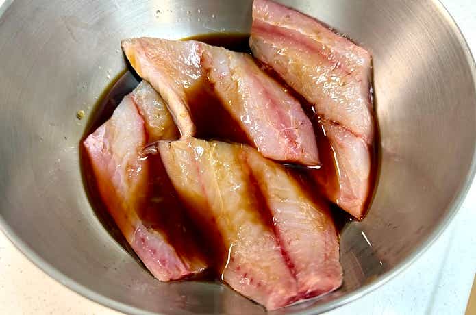 イサキをタレに漬ける