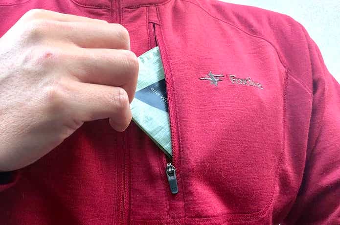 ポケットに入れて持ち運ぶ