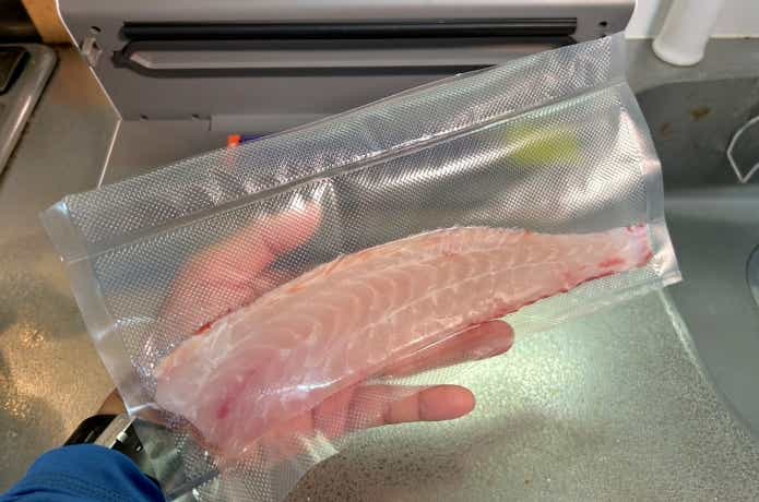 真空パックした白身魚