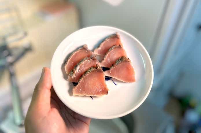 真空パックしたハガツオの刺身