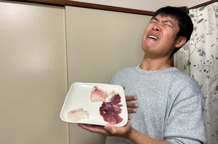 満腹で刺身が食べきれない怪魚ハンター山根